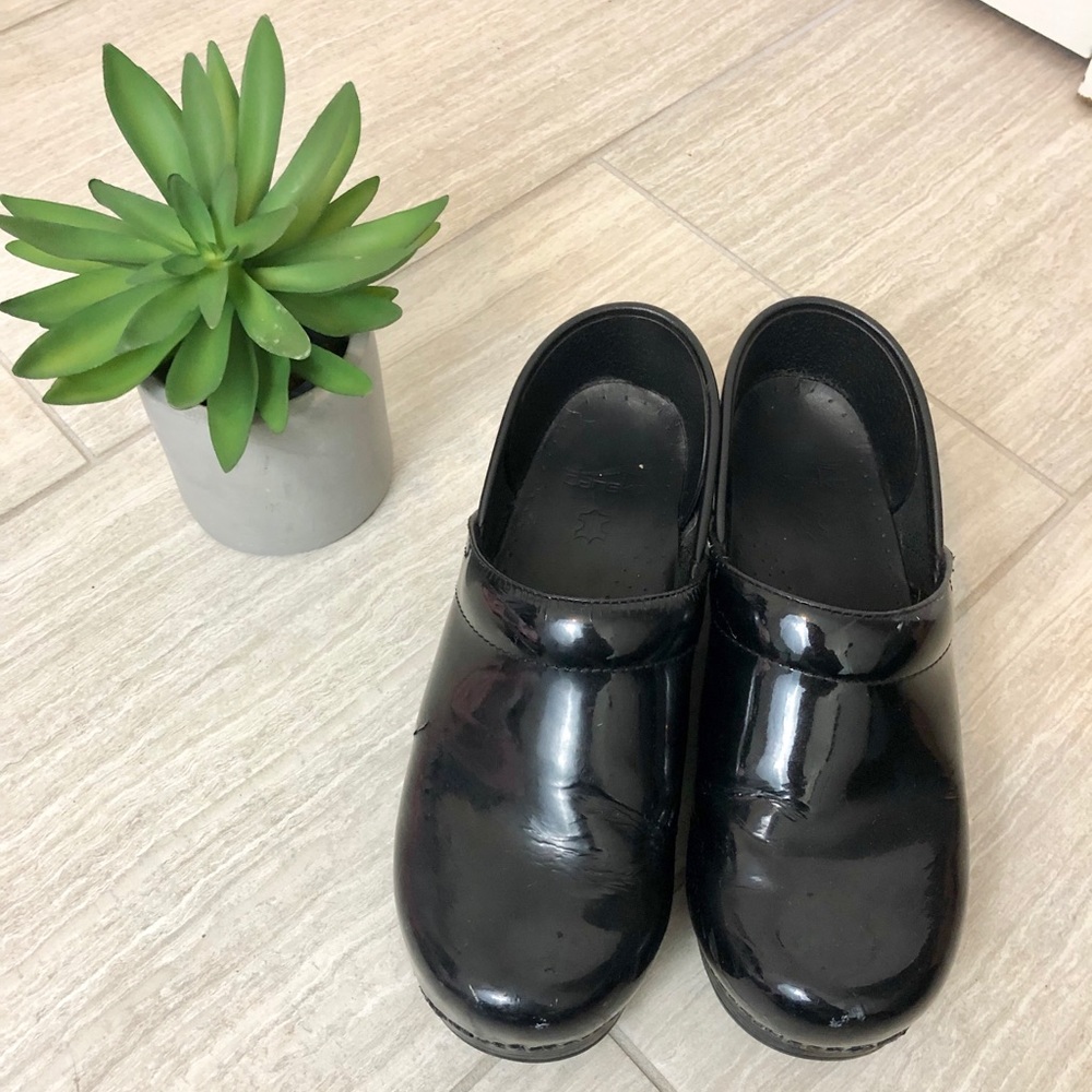 Women’s black Dansko Clogs Size 39.